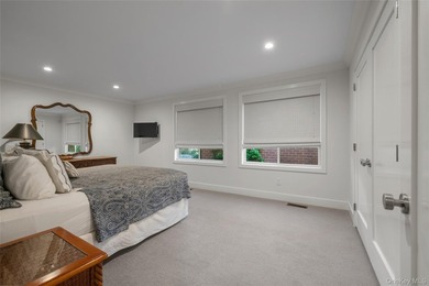 Set within the coveted Estates II gated community in Manhasset - photo 24