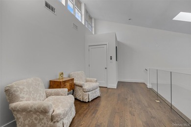 Set within the coveted Estates II gated community in Manhasset - photo 27