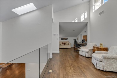 Set within the coveted Estates II gated community in Manhasset - photo 28