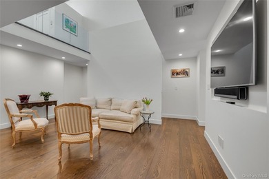 Set within the coveted Estates II gated community in Manhasset - photo 29