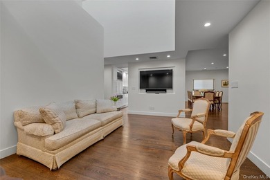 Set within the coveted Estates II gated community in Manhasset - photo 30