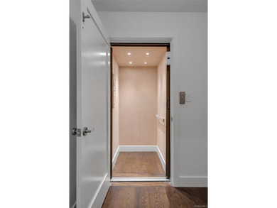 Set within the coveted Estates II gated community in Manhasset - photo 31