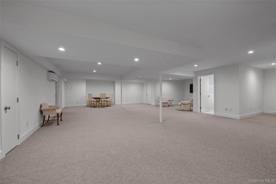 Set within the coveted Estates II gated community in Manhasset - photo 32