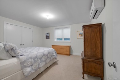 Set within the coveted Estates II gated community in Manhasset - photo 33