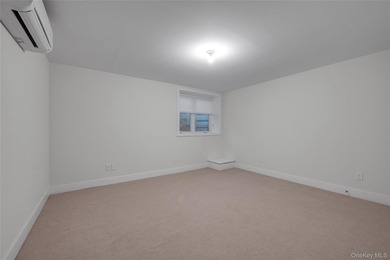 Set within the coveted Estates II gated community in Manhasset - photo 34