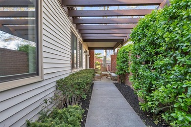 Set within the coveted Estates II gated community in Manhasset - photo 36