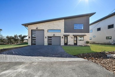 This exceptional luxury garage/residence offers architectural - photo 4