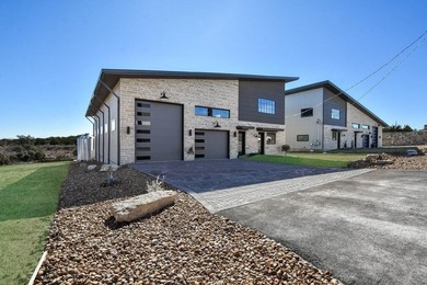 This exceptional luxury garage/residence offers architectural - photo 5