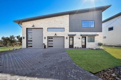 This exceptional luxury garage/residence offers architectural - photo 7
