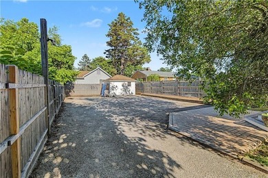 Welcome to your Narragansett coastal retreat! This charming - photo 12