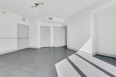 Spectacular 2 level corner unit, with double high ceiling 3 bed - photo 21