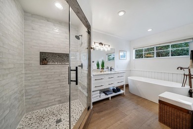 Charming oceanfront cottage located in the historic district of - photo 34