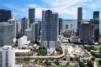 Spectacular 2 level corner unit, with double high ceiling 3 bed - photo 43