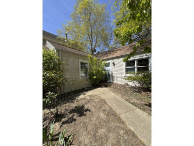 Lake Home Sale Pending in Lake Zurich, Illinois
