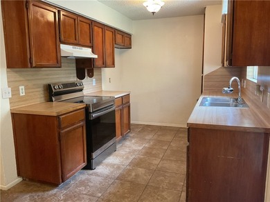 Move-In Ready! Charming 3-bedroom, 2-bath, 2-car garage home - photo 4