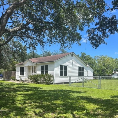 Cozy 2 bedroom 1 bath home with original hardwood floors - photo 2