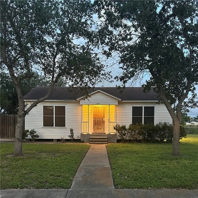 Cozy 2 bedroom 1 bath home with original hardwood floors - photo 3