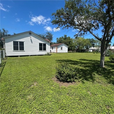 Cozy 2 bedroom 1 bath home with original hardwood floors - photo 4