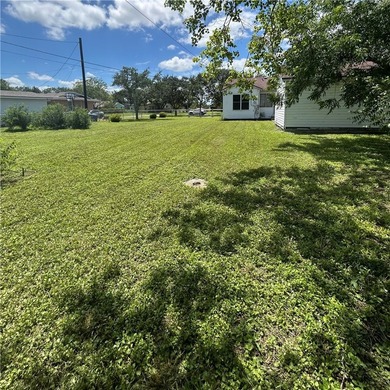 Cozy 2 bedroom 1 bath home with original hardwood floors - photo 6