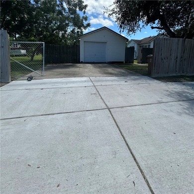 Cozy 2 bedroom 1 bath home with original hardwood floors - photo 7