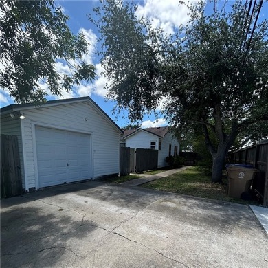 Cozy 2 bedroom 1 bath home with original hardwood floors - photo 8