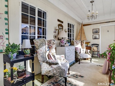 Located in the heart of New London's historic seaside district - photo 8