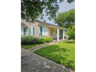 Fantastic find.....Great location, cute 2 bedroom/ large living - photo 1
