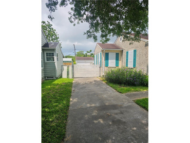Fantastic find.....Great location, cute 2 bedroom/ large living - photo 3