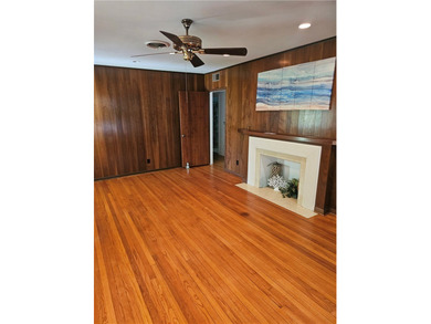 Fantastic find.....Great location, cute 2 bedroom/ large living - photo 5