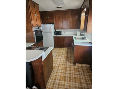 Fantastic find.....Great location, cute 2 bedroom/ large living - photo 8