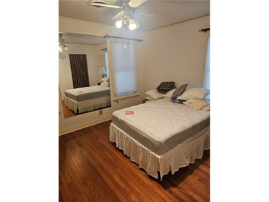 Fantastic find.....Great location, cute 2 bedroom/ large living - photo 9