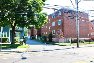 Endless possibilities in this 3 room 1 Bed condo located in East - photo 3