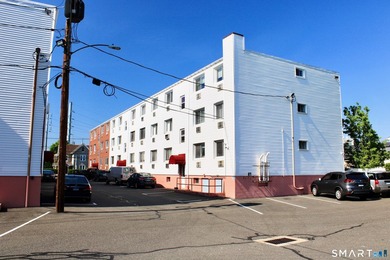 Endless possibilities in this 3 room 1 Bed condo located in East - photo 5