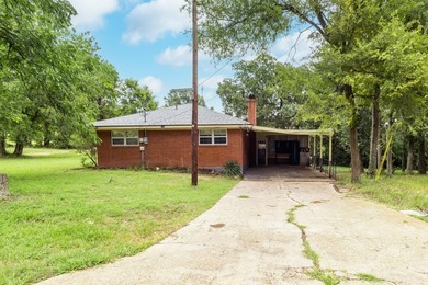 This 3 bedroom, 2 bathroom home sits on a spacious .5-acre - photo 1