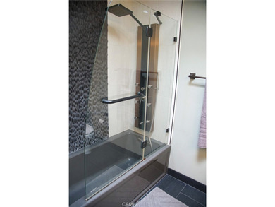 Welcome to this beautiful, spacious end-unit condominium - photo 14