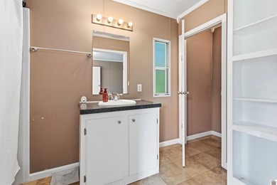 Space, privacy, and an unbeatable location! This 2-3 bedroom - photo 16
