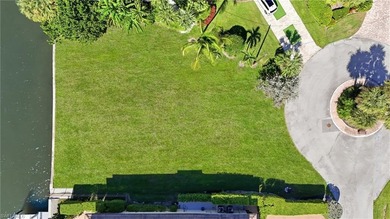 A prime waterfront homesite at the end of a quiet cul-de-sac in - photo 4