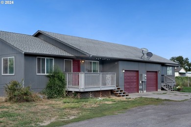 Great investment opportunity! Newer duplex built in 2002. Each - photo 2