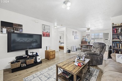 Great investment opportunity! Newer duplex built in 2002. Each - photo 4