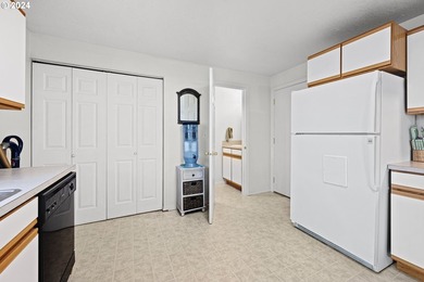 Great investment opportunity! Newer duplex built in 2002. Each - photo 6