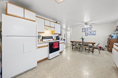 Great investment opportunity! Newer duplex built in 2002. Each - photo 7