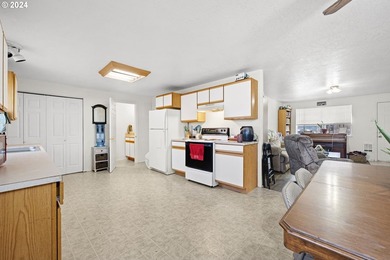 Great investment opportunity! Newer duplex built in 2002. Each - photo 8