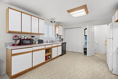 Great investment opportunity! Newer duplex built in 2002. Each - photo 10