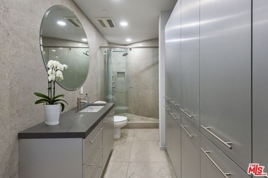A sculptural glass and steel residence by architect Edward R - photo 25