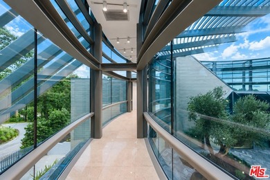 A sculptural glass and steel residence by architect Edward R - photo 26