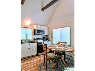 Turnkey 4 Bedroom, 2 bath, Arrowhead Lake chalet just a short - photo 4