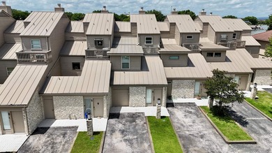 This Lake LBJ waterfront townhome is ideally situated on a - photo 4