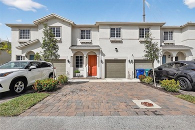 (private lake, pond, coastal) Townhome/Townhouse For Sale in Miami Gardens Florida