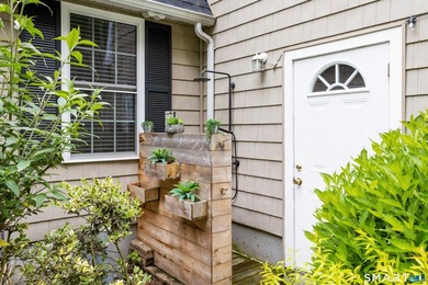 This Greenfield hill Charming colonial, sits on a 1.6 acre lot - photo 4