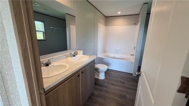 New- Ready to move in! Large open floor plan. Roomy bedrooms - photo 11